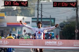 O paranaense Marcos Alexandre Elias foi o grande campeão da 1ª Meia Maratona de Curitiba, disputada na manhã deste domingo, dia 10 de Julho, nas ruas da capital Paranaense / Foto: Divulgação